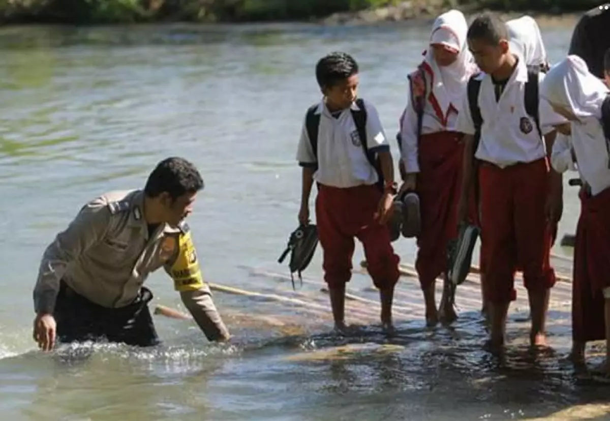 Aksi heroik polisi bantu warga lokal seberangi sungai ini bikin haru