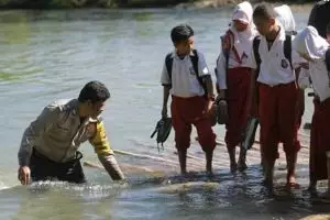 Aksi heroik polisi bantu warga lokal seberangi sungai ini bikin haru