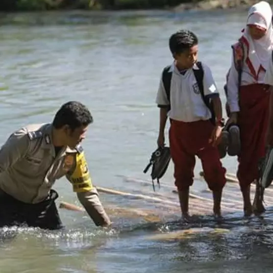 Aksi heroik polisi bantu warga lokal seberangi sungai ini bikin haru