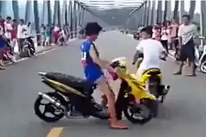 Balapan liar ini bukannya tegang malah bikin ngakak, alasannya konyol