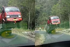 Truk tangki ini 'standing' di jalan tanjakan, mirip Transformer ya