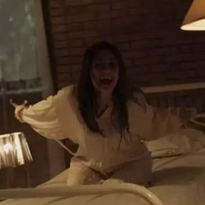 7 Gaya Celine Evangelista 'kesurupan' di film Ruqyah, bikin merinding!