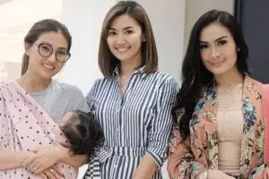 Hangout bareng Asty Ananta, gaya sederhana Sarwendah ini tuai pujian