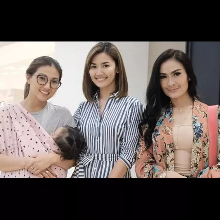 Hangout bareng Asty Ananta, gaya sederhana Sarwendah ini tuai pujian