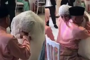 Ini video Laudya Cynthia Bella mohon restu orangtuanya, bikin haru