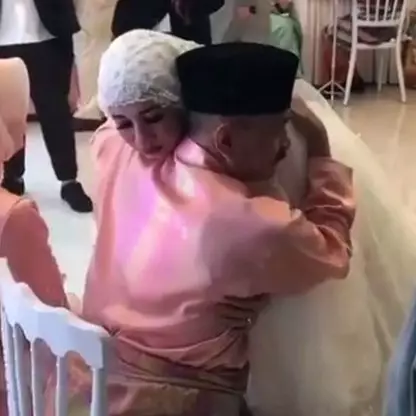 Ini video Laudya Cynthia Bella mohon restu orangtuanya, bikin haru