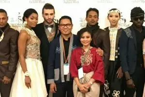 Desainer Tanah Air ini tampil di Couture Fashion Week New York, salut!