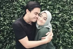 3 Pasang seleb ini enggan bikin foto prewedding, alasannya tak terduga