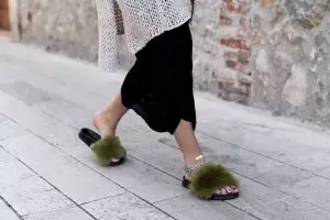 Lagi ngehits, ini 6 cara keren kenakan fur slides ala fashion blogger