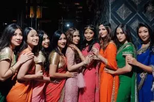 7 Gaya Jedar dan girl squadnya pakai baju India, cocok nggak?