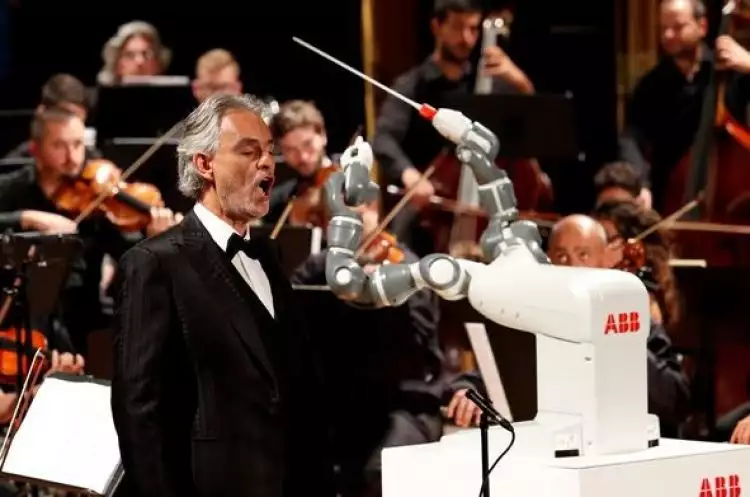 Luar biasa, robot YuMi jadi konduktor orkestra Italia