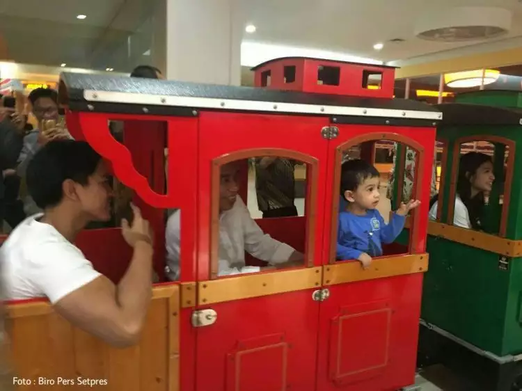 Pulang kampung, Jokowi ngemong cucu naik kereta mainan mini