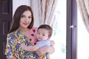 Tak sungkan bercanda sama baby sitter, Ashanty langsung panen pujian