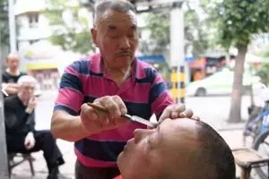 8 Langkah bersihkan bola mata pakai pisau cukur ini bikin gemetaran