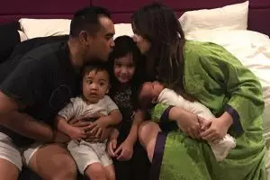 12 Momen kebersamaan Nia Ramadhani sama ketiga anaknya, mama idola nih