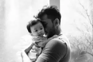 Terungkap, ini alasan Rio Dewanto tak pakaikan anting putrinya