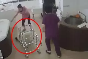 Tak hati-hati menggeser stroller bayi, aksi perawat ini bikin geram