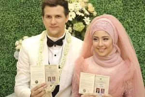 Kisah haru 5 pasangan seleb pertahankan rumah tangga demi sang anak