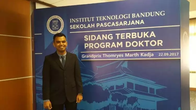 Ini doktor termuda di Indonesia, usianya pas lulus S3 ITB bikin kaget