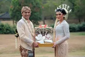 Sah jadi istri Ade Imam, ini 10 potret pernikahan Vicky Shu