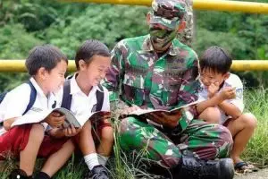 Begini 7 aksi tentara jadi guru bagi siswa di daerah, angkat jempol
