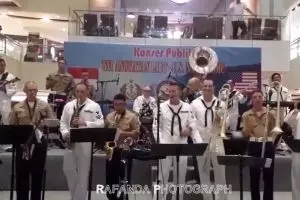 Aksi tentara US Navy nyanyi lagu Akad Payung Teduh ini bikin histeris