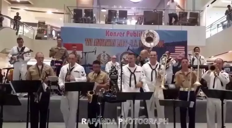 Aksi tentara US Navy nyanyi lagu Akad Payung Teduh ini bikin histeris