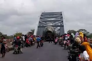 Truk pengangkut potongan pesawat ini tersangkut jembatan, kok bisa?