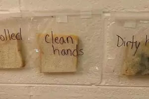 Simpel tapi nampol, eksperimen guru ini bikin kamu rajin cuci tangan