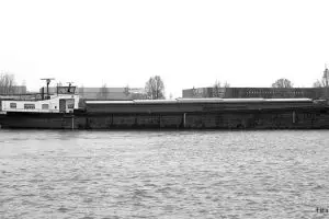 Kapal tua ini disulap jadi rumah terapung, ini penampakan interiornya