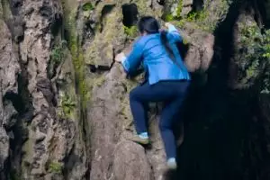 Wanita ini biasa panjat tebing 100 meter tanpa alat, mirip Spider-Man