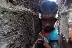 Main petak umpet, nasib bocah ini apes terjepit di antara dua tembok