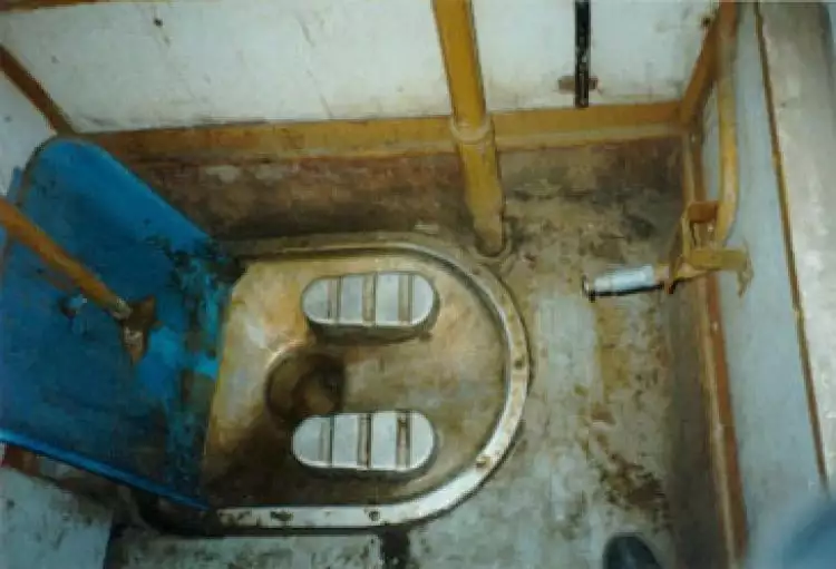 10 Toilet di kereta ini kondisinya bikin mau muntah, jorok banget