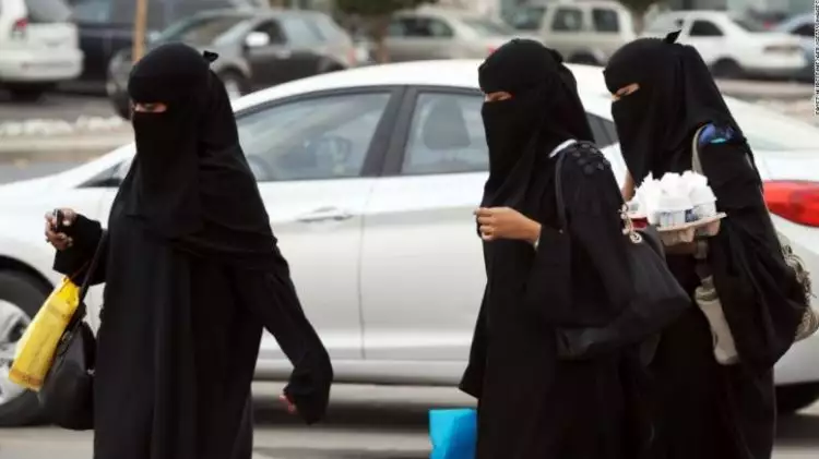 8 Aturan khusus cewek ini hanya ada di Arab Saudi, sulit dipercaya