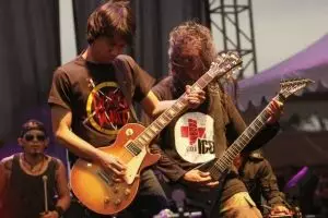 Fenomenal, Eross On 7 main bareng Death Vomit di konser Dream Theater