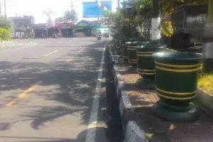 Warganet geram trotoar malah diisi dengan pot tanaman ini
