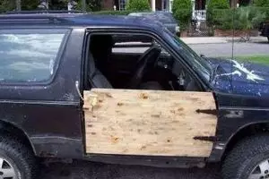 16 Reparasi mobil ini nyeleneh abis, kelewat hemat apa kreatif?