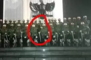 Sosok misterius muncul di 6 foto ini dipercaya hantu, bikin merinding