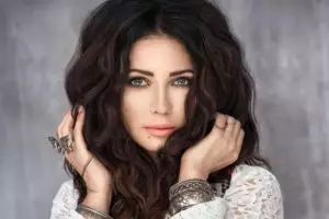 Penyanyi ini dicegat di bandara karena awet muda, kok bisa?