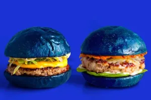 Tak seperti umumnya, tampilan burger lezat ini warnanya biru