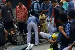 Sok-sokan jumping di jalan, pelajar ini kakinya masuk ke roda motor