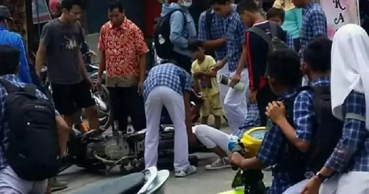 Sok-sokan jumping di jalan, pelajar ini kakinya masuk ke roda motor
