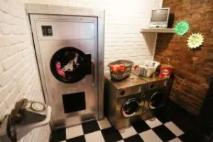 Bukan di keramaian, lokasi bar ini sangat mengejutkan