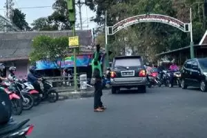 Aksi ojol bantu atur lalu lintas ini tuai pujian warganet