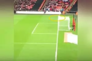 Video pesawat kertas cetak gol pada laga kualifikasi Piala Dunia