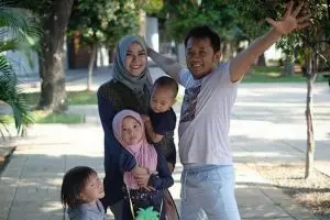 Ajak sang anak liburan ke puncak, pola asuh Zaskia Mecca tuai pujian