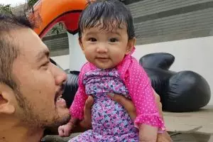Momen seru Sal putri Rio Dewanto & Atiqah saat renang ini nggemesin