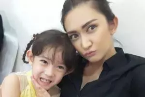 Jalani proses perceraian, begini pesan haru Nafa Urbach untuk putrinya