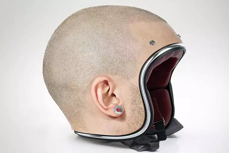 Helm ini desainnya persis kepala, kamu bisa dikira nggak pakai helm