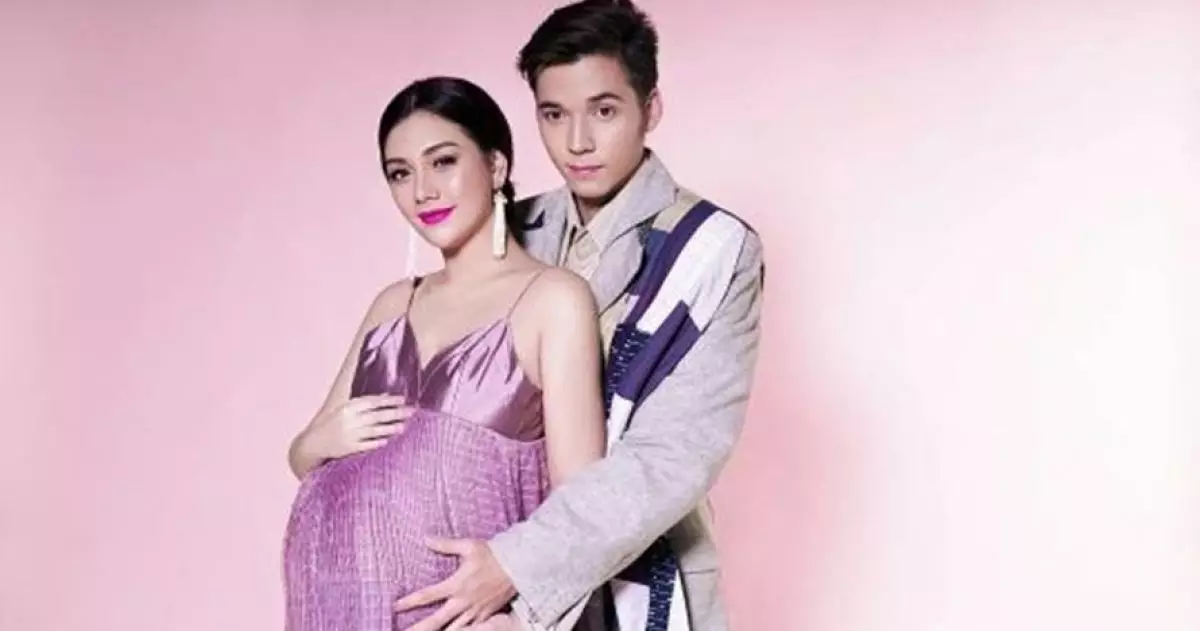 Baru saja jadi ayah, begini gaya Stefan William gendong buah hatinya